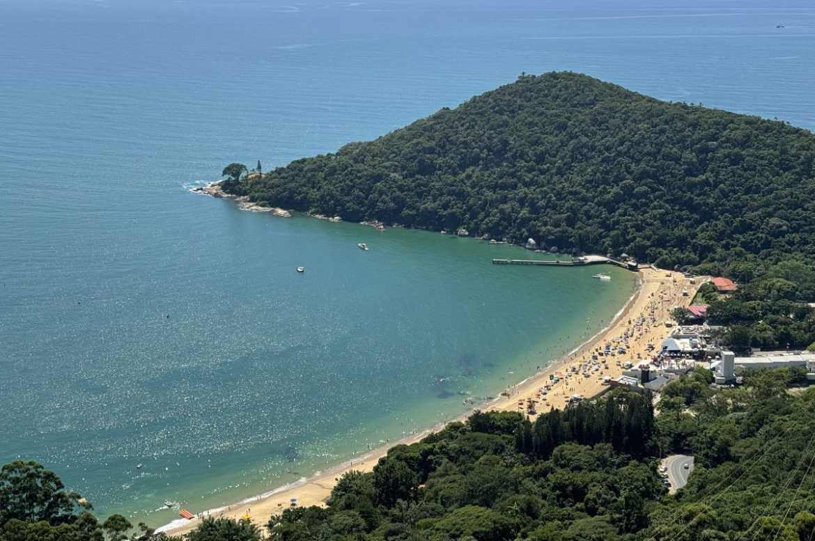 Praia das Laranjeiras em BC