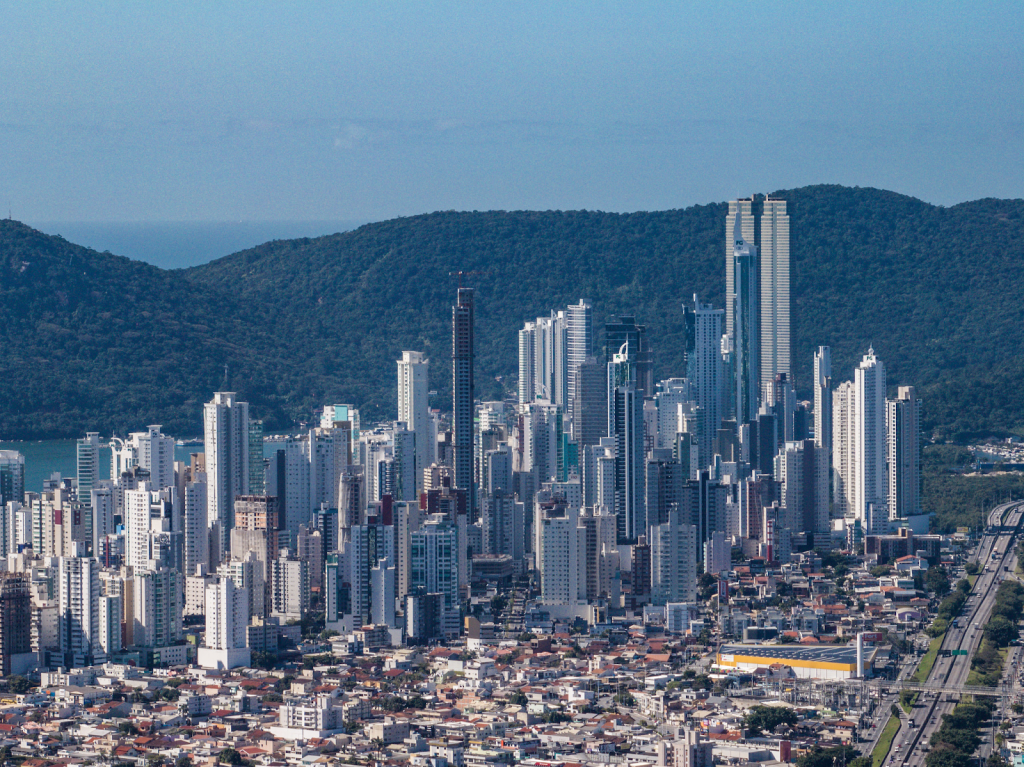 Vista BC de longe Vista BC de longe